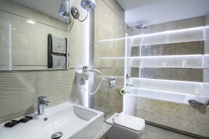 Deluxe Suite, Terrace | Bathroom | Free toiletries, hair dryer, heated floors, towels - Willa Pieńkowskich (Gdynia)