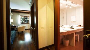 Quadruple Room | Cots/infant beds, bed sheets