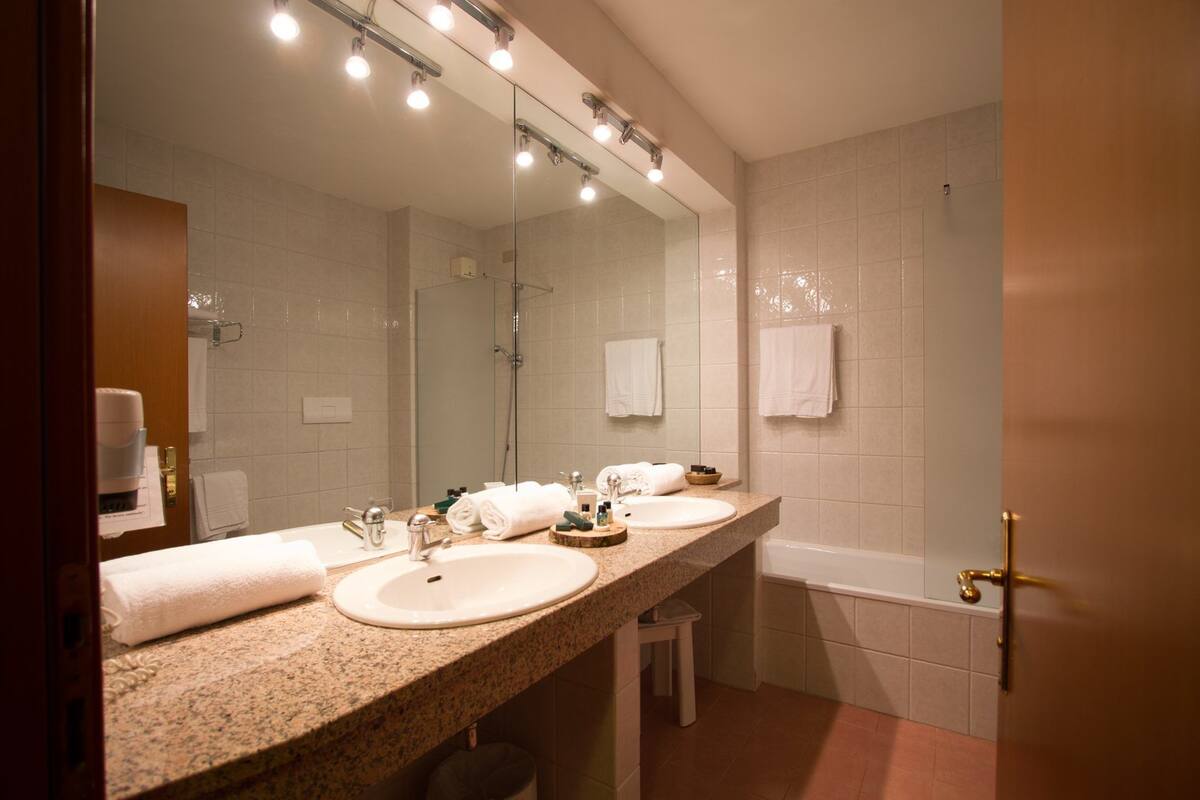 Habitación individual | Baño | Regadera, amenidades de baño gratuitas, secadora de cabello, bidet 