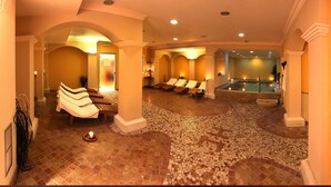 A spa area with a pool, massage chairs, and a tiled floor. - Hotel Corona (Pescasseroli)