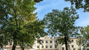 A medical resort building with a restaurant named "RESTAURACJA" and a sign for "AKACJA MEDICAL RESORT". - Akacja Medical Resort (Ciechocinek)