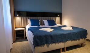 Superior-huone, 1 keskisuuri parisänky | 1 makuuhuone, työpöytä, pimennysverhot, äänieristys