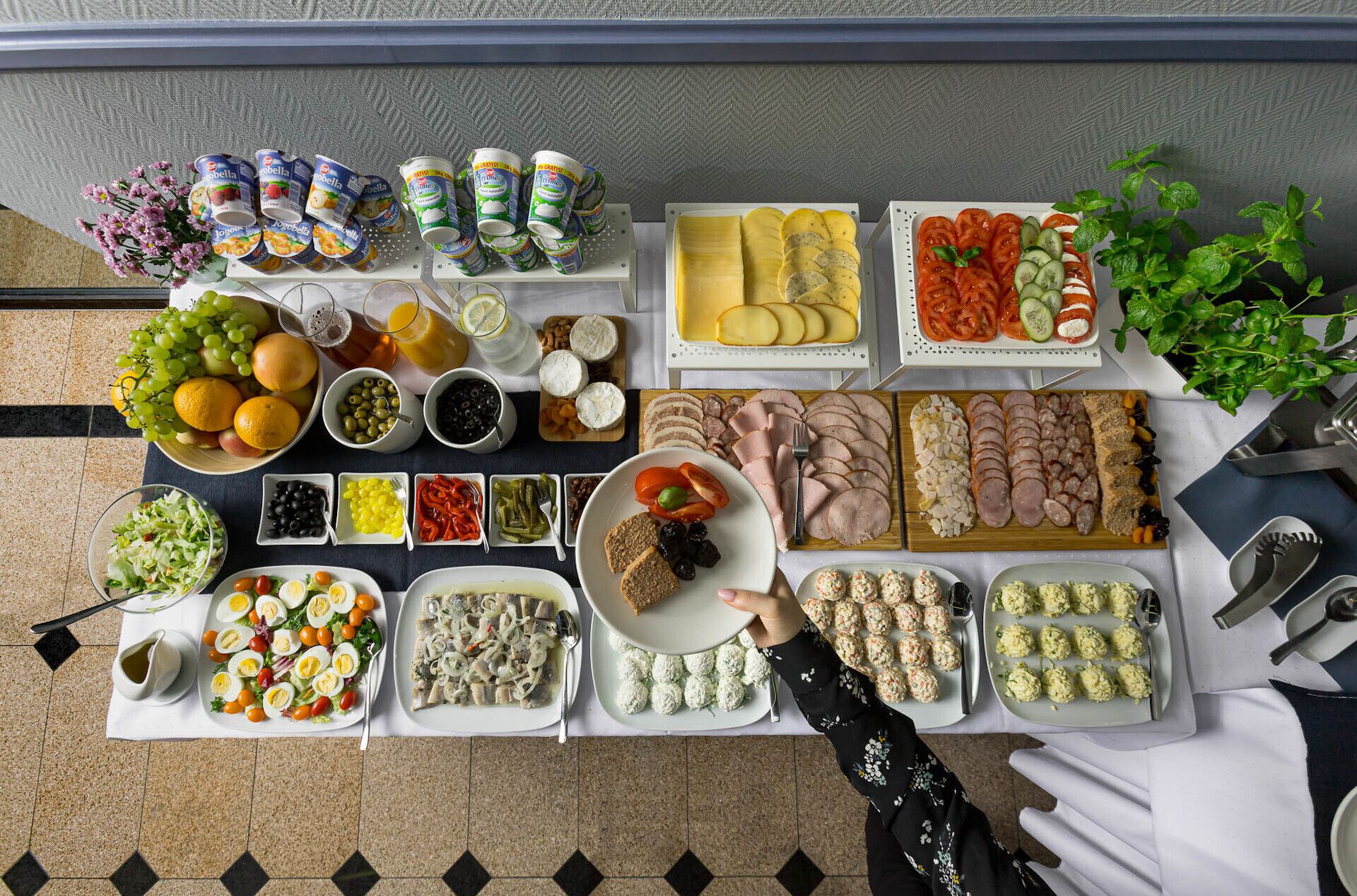 Daily buffet breakfast (PLN 45 per person)