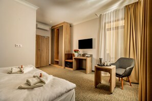 Comfort Double Room, Garden View | 1 bedroom, desk, blackout drapes, soundproofing