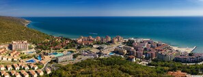 A coastal resort with multiple buildings, a swimming pool, and a beach. - Menada Villa Astoria (Elenite)