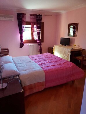 Double Room, Non Smoking (Pink)