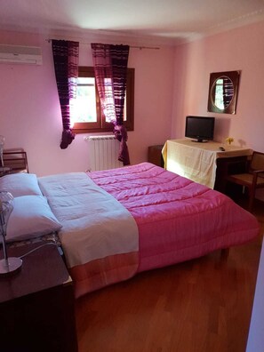 Kamar Double, Bebas Asap Rokok (Pink) | Wi-Fi gratis