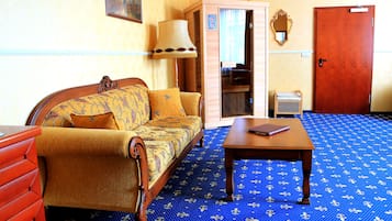 Deluxe Studio | Living area | Flat-screen TV