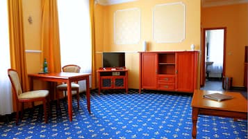 Deluxe Studio | Living area | Flat-screen TV