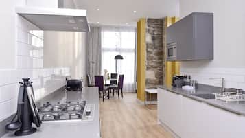 Classic Apartment, Castle View | Egyptian cotton sheets, premium bedding, in-room safe, desk