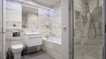 Estúdio superior (Castle View) | Banheiro | Secador de cabelo, toalhas de banho