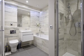 Superior studio (Castle View) | Badkamer | Een haardroger, handdoeken, zeep, shampoo
