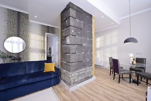 Classic Apartment, Castle View | Egyptian cotton sheets, premium bedding, in-room safe, desk - Destiny Scotland Charlotte SQ Apartments (Edinburgh)