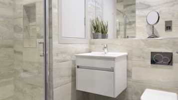 Studio, 1 King Bed, Non Smoking | Bathroom | Hair dryer, towels, soap, shampoo