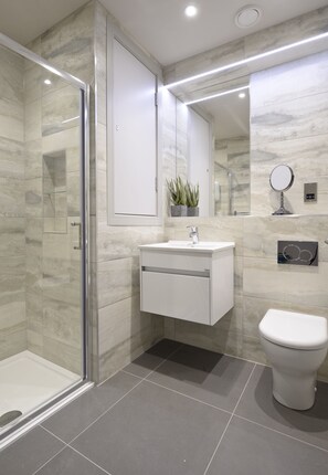 Studio, 1 King Bed, Non Smoking | Bathroom | Hair dryer, towels, soap, shampoo - Destiny Scotland Charlotte SQ Apartments (Edinburgh)