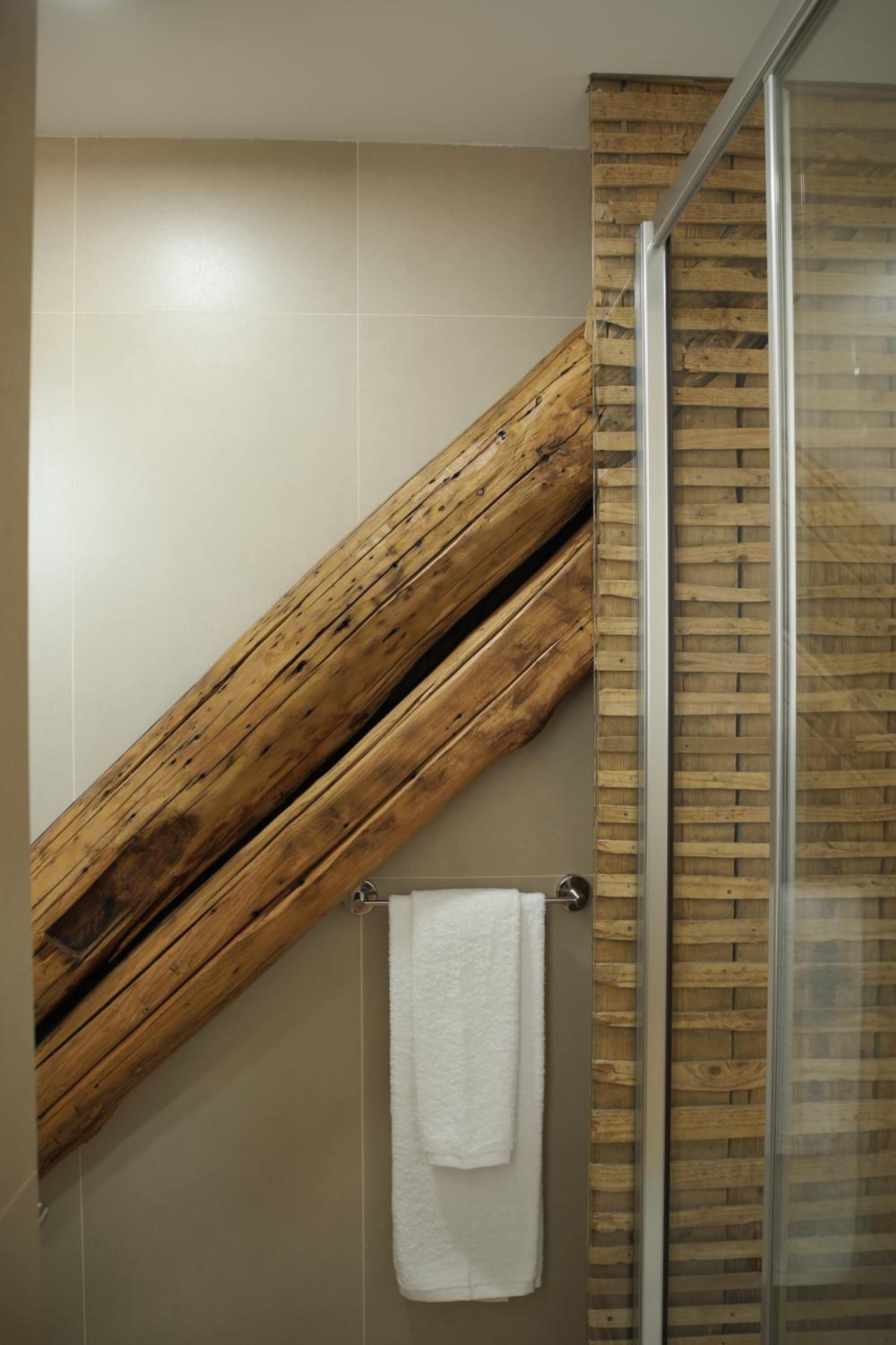 shower, rainfall showerhead, free toiletries, hair dryer