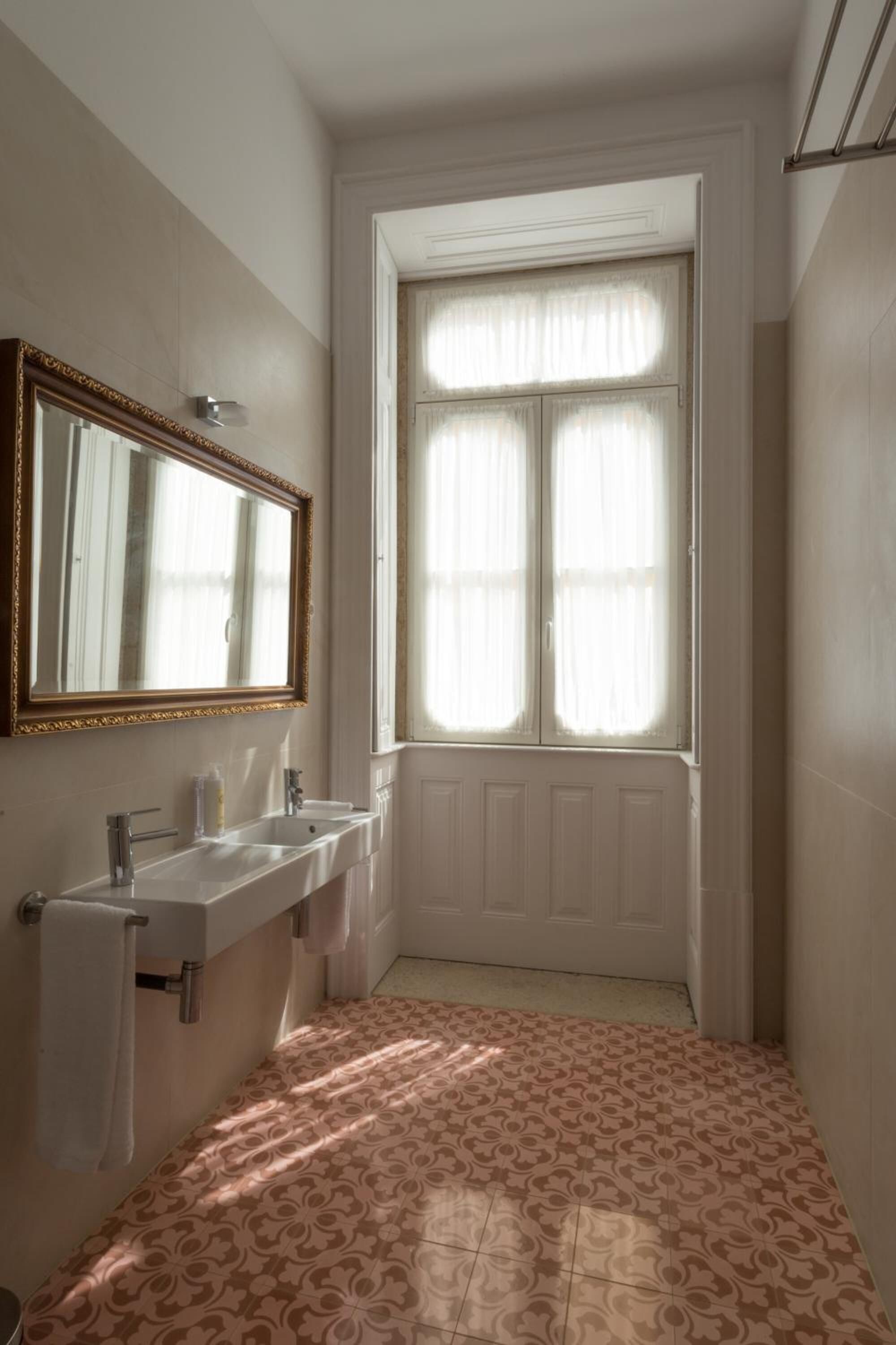 shower, rainfall showerhead, free toiletries, hair dryer