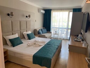 مكتب وأسرّة أطفال/رضّع (مجانًا) وواي فاي مجانًا وملاءات أسرّة