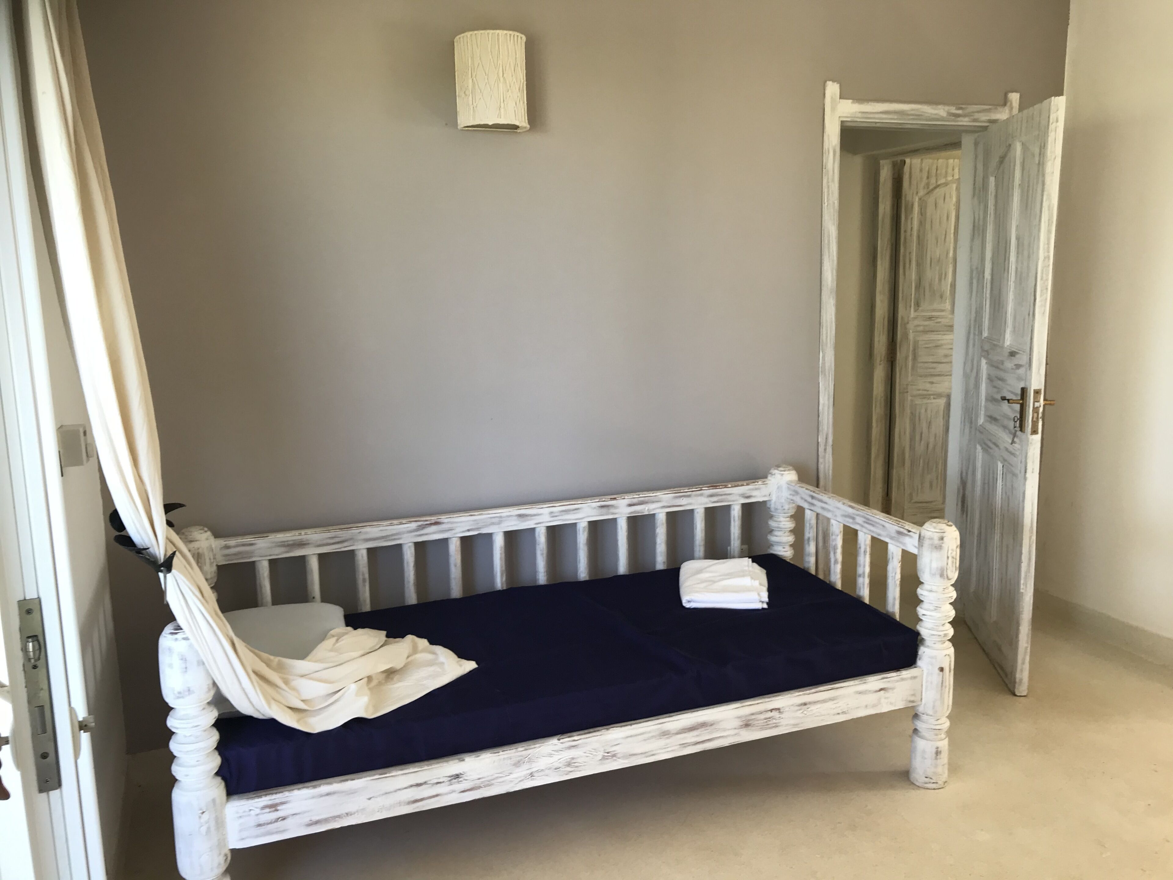 デスク、ノートパソコン用作業スペース、ベッドシーツ