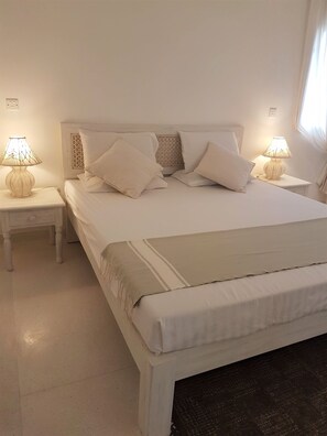 Escritorio, espacio para trabajar con laptop y ropa de cama