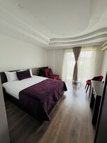 迷你吧、办公桌、笔记本电脑工作区、遮光窗帘