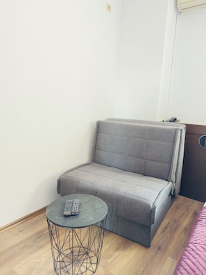Minibar, desk, laptop workspace, blackout drapes - Hotel Real (Pristina)