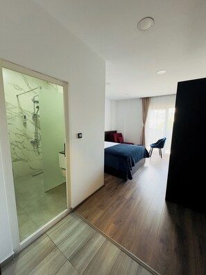 Minibar, desk, laptop workspace, blackout drapes - Hotel Real (Pristina)