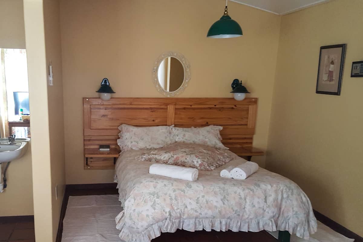 Double Room, 1 Double Bed, Non Smoking | In-room safe, blackout drapes, cribs (free), WiFi (free)