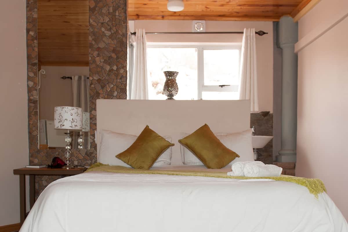 Chalet, 1 Double Bed, Non Smoking | In-room safe, blackout drapes, cribs (free), WiFi (free)