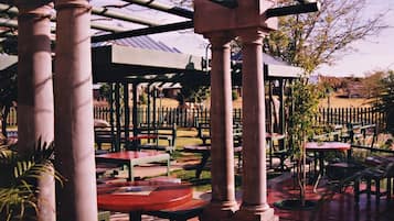 Se sirven desayunos, almuerzos, cenas y cocina local e internacional