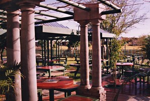 供應早餐、午餐、晚餐；本地及多國菜