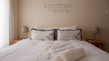 Chalet, 1 cama doble, no fumadores | Caja fuerte, decoración individual, mobiliario individual