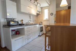 Casa, para não fumantes | Cozinha privada | Geladeira, fogão, talheres/pratos/utensílios de cozinha