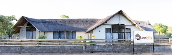 Mặt tiền nơi lưu trú