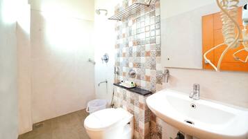 Quarto triplo executivo, 1 cama King | Banheiro | Chuveiro, toalhas de banho