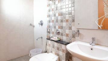 Deluxe Double Room, 1 Double Bed | Bathroom