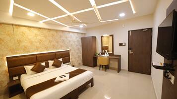 Quarto triplo executivo, 1 cama King | Wi-Fi de cortesia