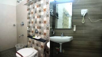 Chambre Triple Exécutive, 1 très grand lit | Salle de bain | Douche, serviettes fournies