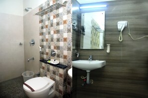 Kamar Triple Eksekutif, 1 Tempat Tidur King | Kamar mandi | Shower dan handuk