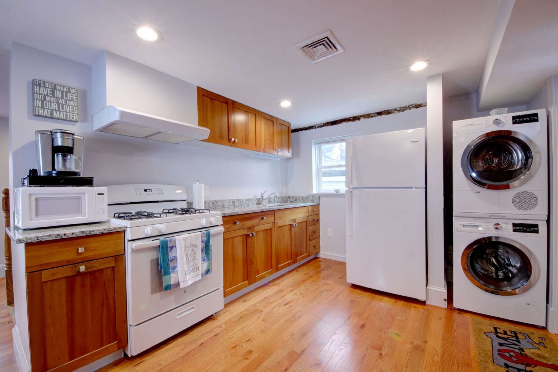 Sweet Retreat: Walk to Ocean, Town, & Eateries - Parking, Smart TV, Fast WiFi