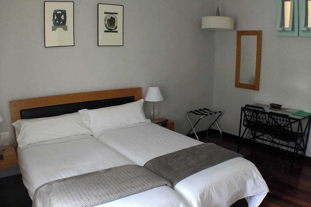 Quarto casal conforto | Cofres nos quartos, espaço de trabalho para notebook, Wi-Fi de cortesia