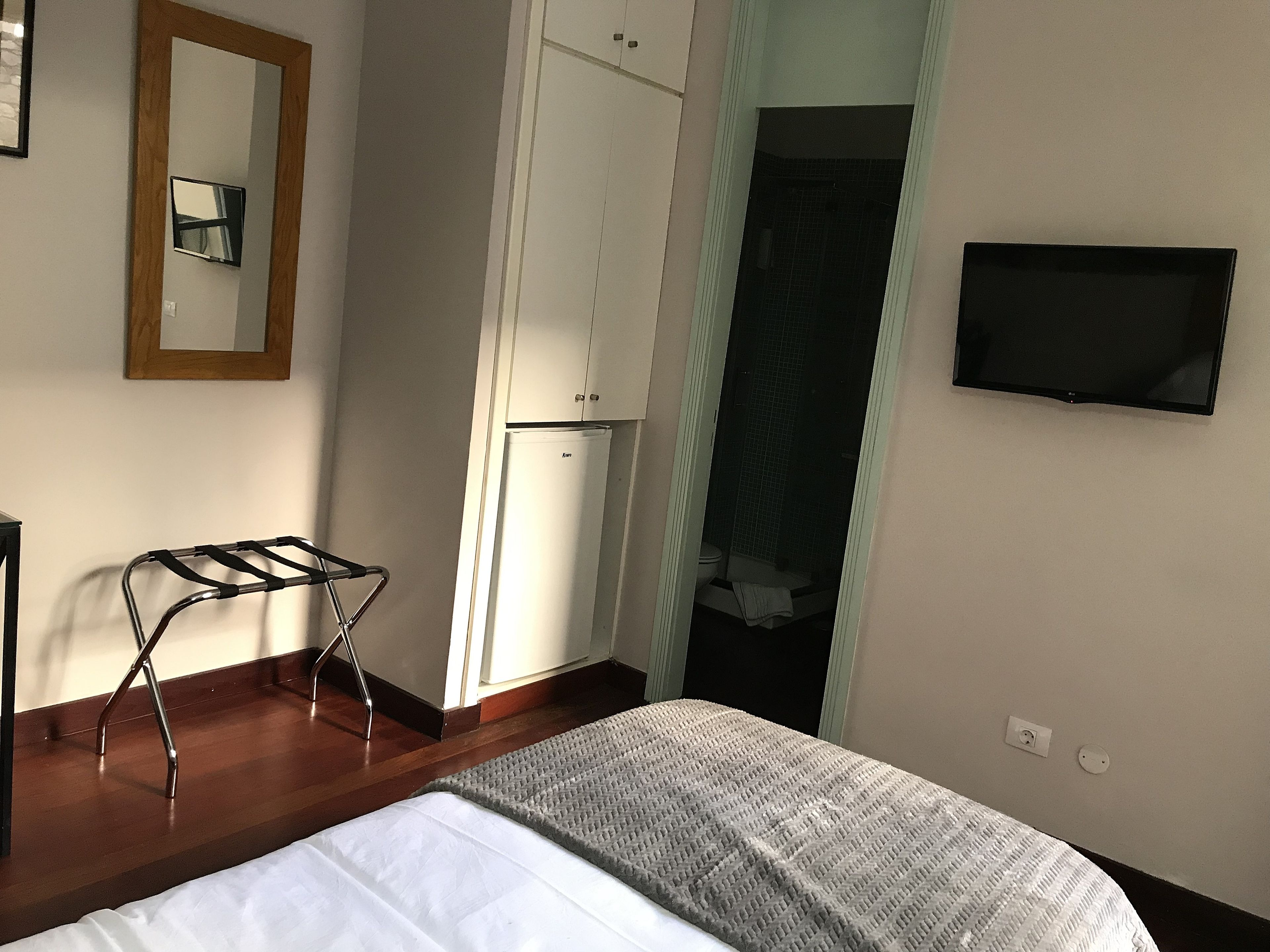 single room | in-room safe, free wifi, bed sheets