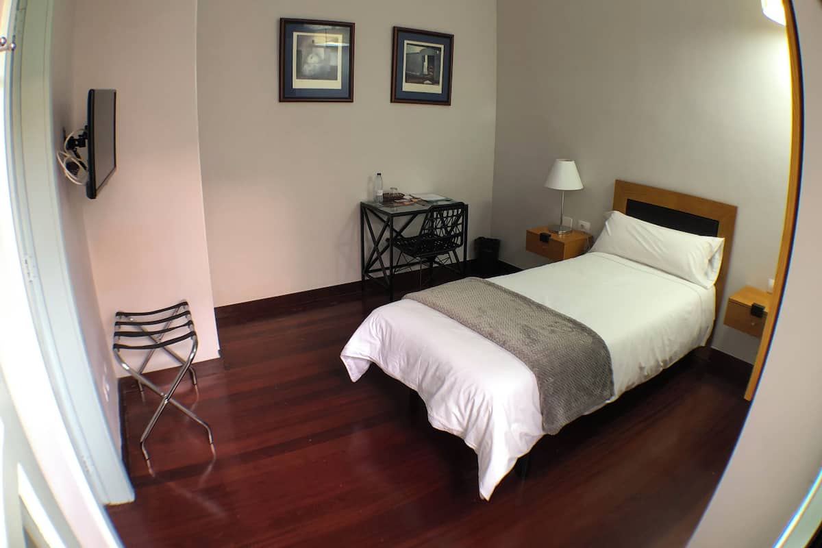 Quarto solteiro | Cofres nos quartos, espaço de trabalho para notebook, Wi-Fi de cortesia