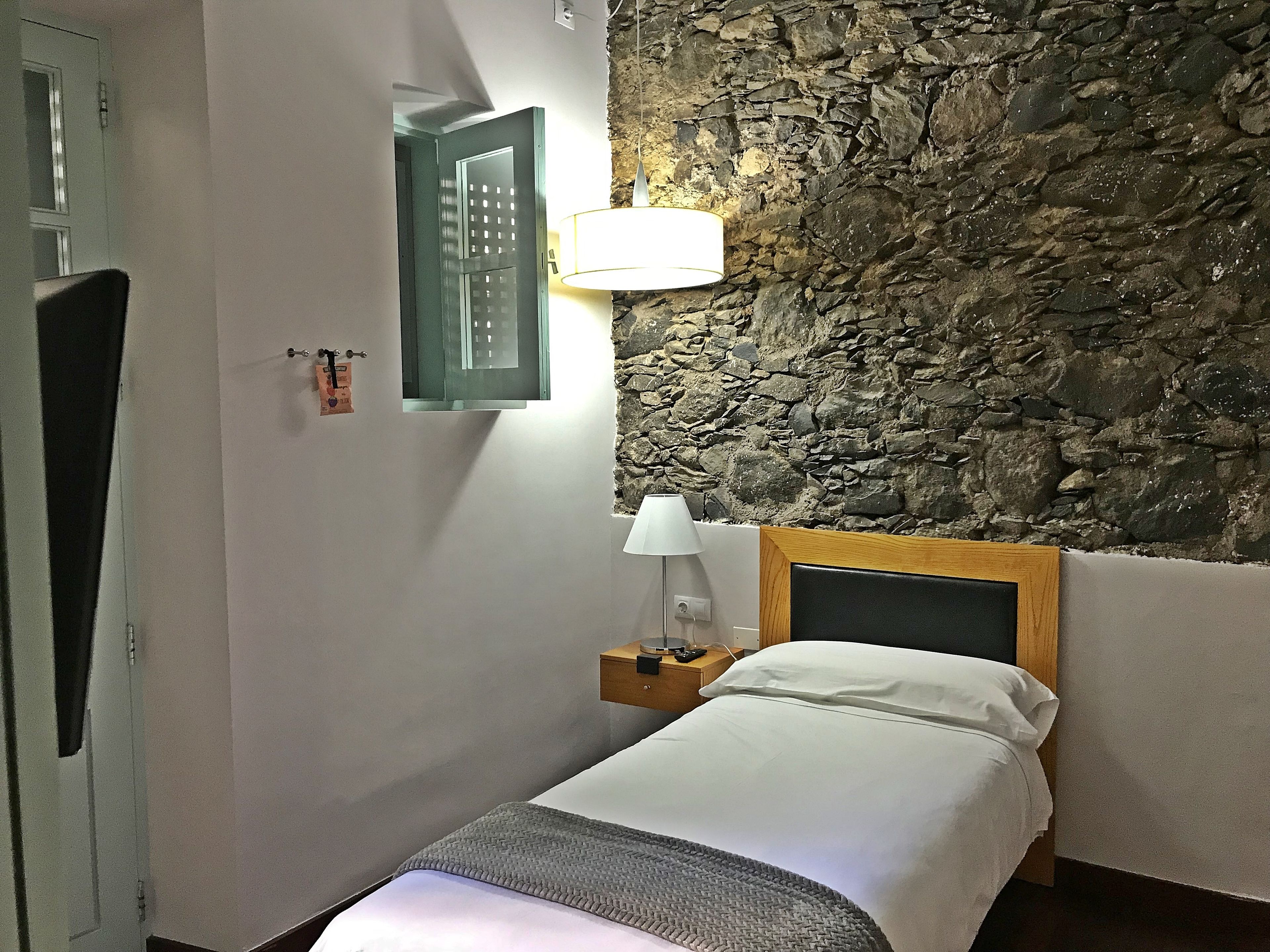 single room | in-room safe, free wifi, bed sheets