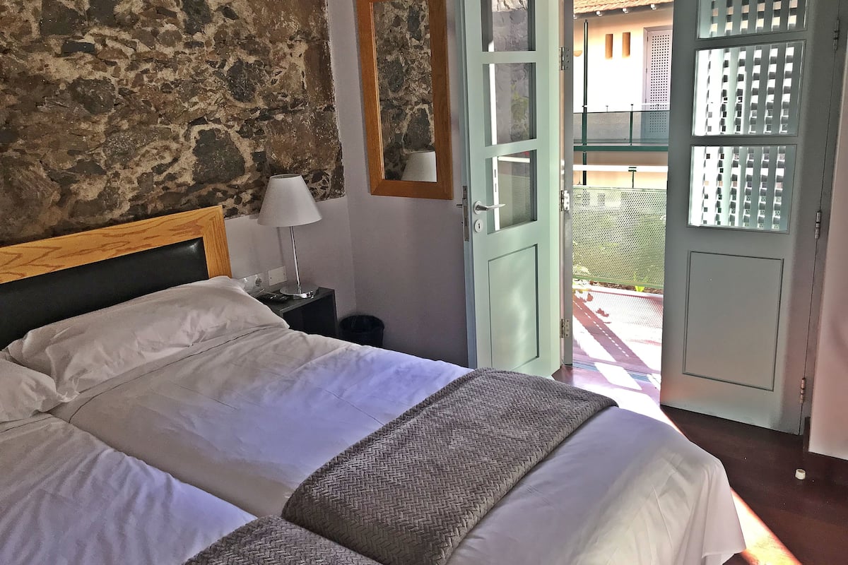 standard twin room | in-room safe, free wifi, bed sheets