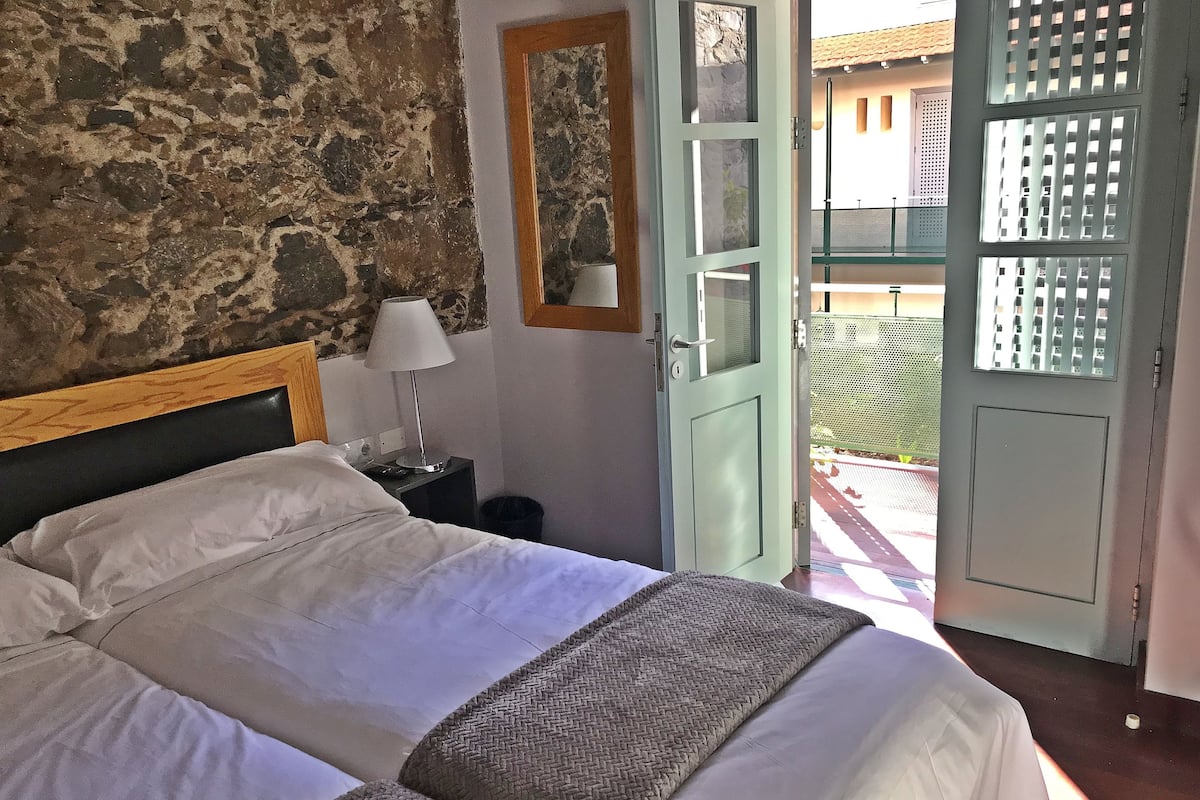 In-room safe, free WiFi, bed sheets