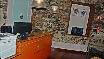 Mostrador de check-in y check-out