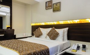 Caja de seguridad en la habitación, escritorio y cortinas blackout 