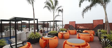 Bar en bord de piscine