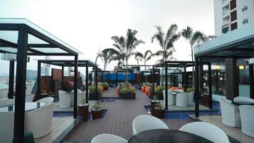 Bar junto a la piscina